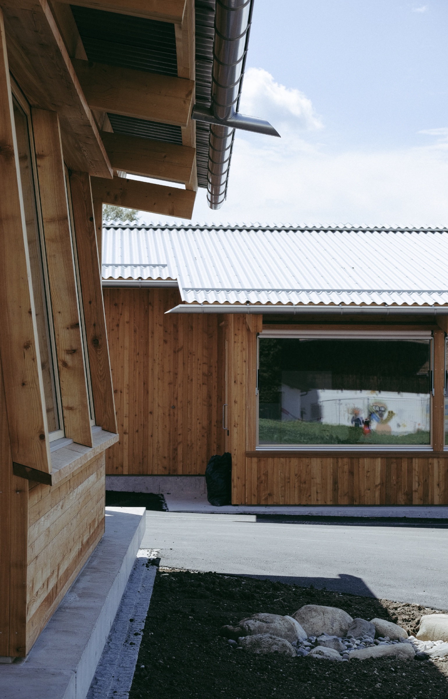 Glarisegg courtyard between the timber pavilions
