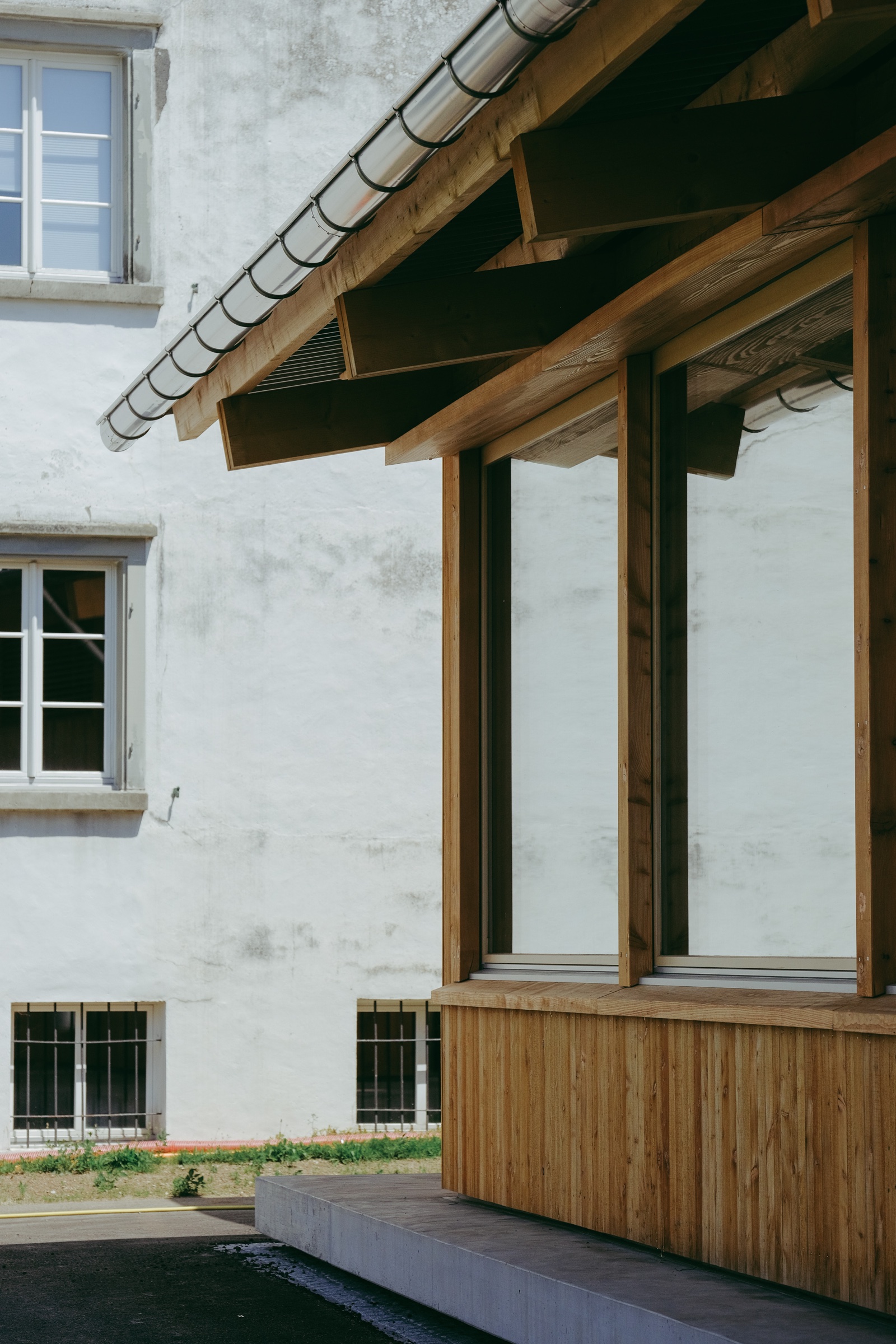 New timber pavilion beside the historic Glarisegg school building
